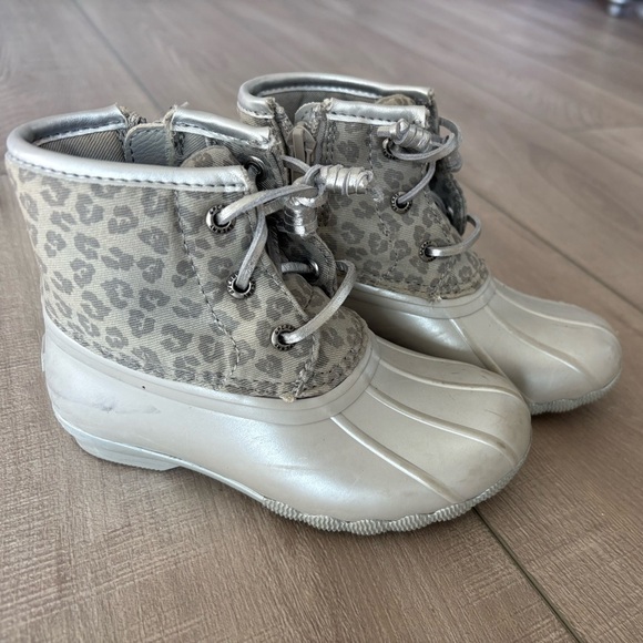 Sperry Toddler Girl Gray Leopard Print Saltwater Boots - Picture 7 of 7